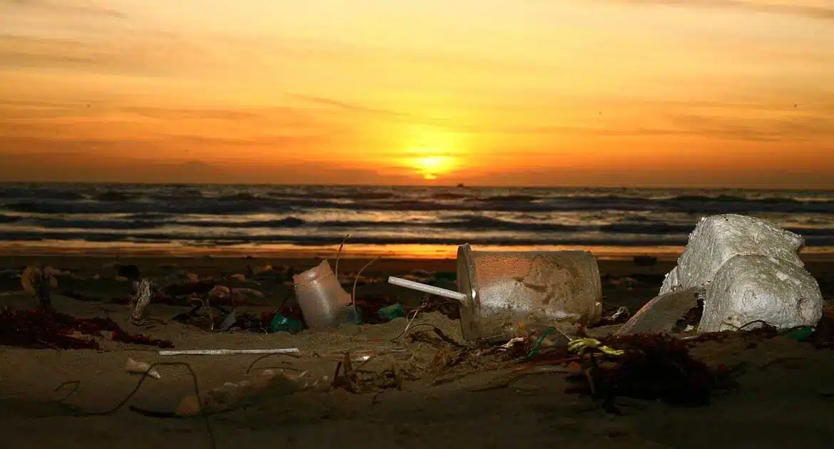 isole-galleggianti-di-plastica-e-rifiuti-oceano