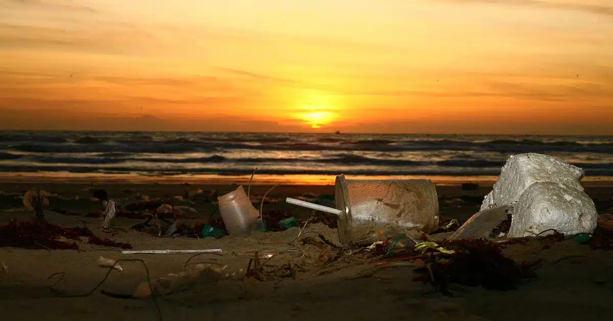 isole-galleggianti-di-plastica-e-rifiuti-oceano