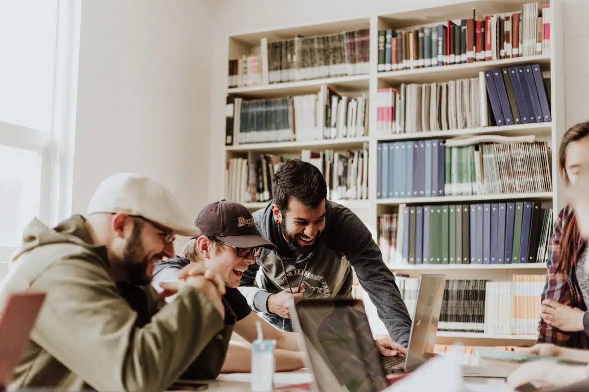 Cosa si studia per diventare social media manager: ecco il percorso formativo - social media manager - Look Out News