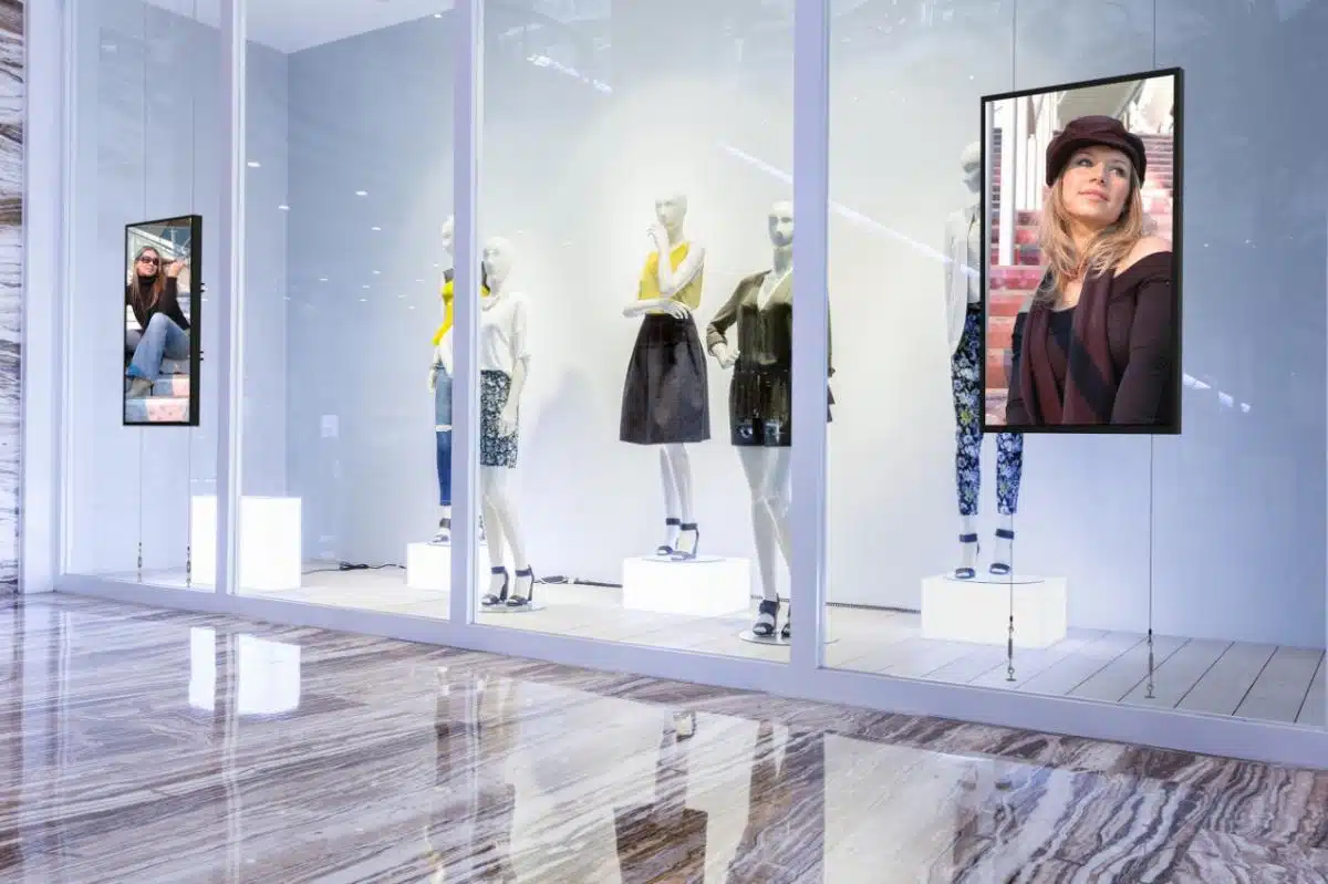 Display pubblicitari per il retail: quali sono i migliori schermi da vetrina? - display pubblicitari retail - Look Out News