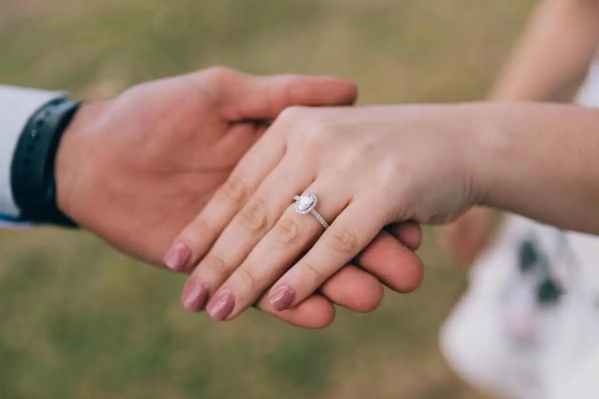 10 idee romantiche per una proposta di matrimonio con un anello di fidanzamento solitario - proposta di matrimonio - Look Out News
