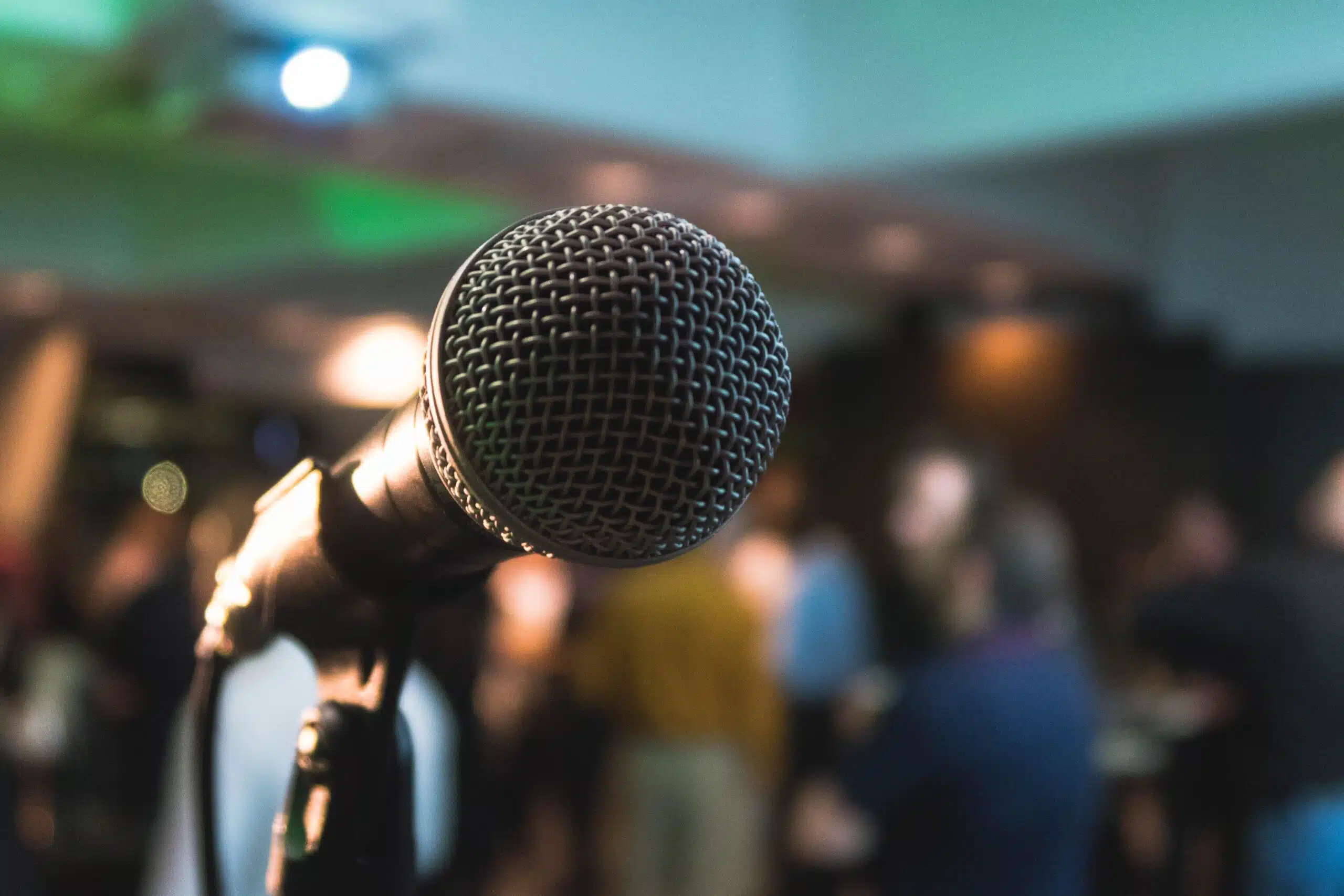 Come iniziare un discorso in un evento pubblico: le dritte per un intervento impeccabile - discorso pubblico - Look Out News