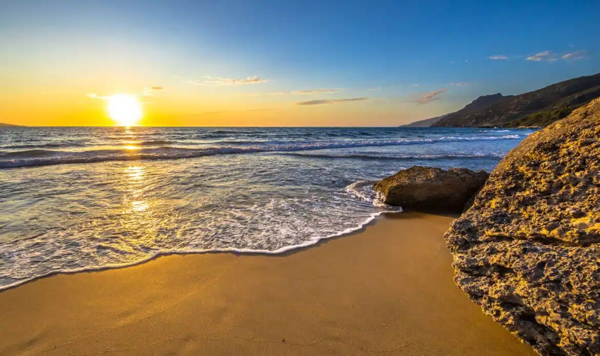 un tramonto sul mar mediterrano