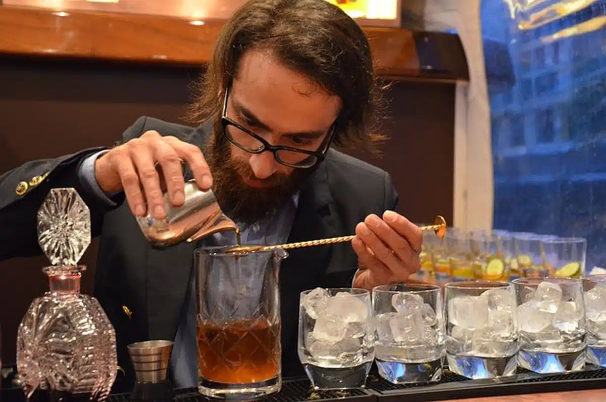 Le 7 tecniche fondamentali per ogni barman che si rispetti - tecniche per barman - Look Out News