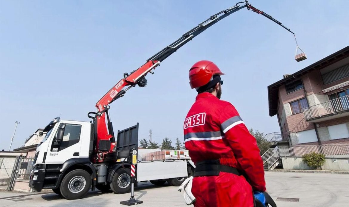 Camion con gru: il mezzo che semplifica ogni lavoro - - Look Out News