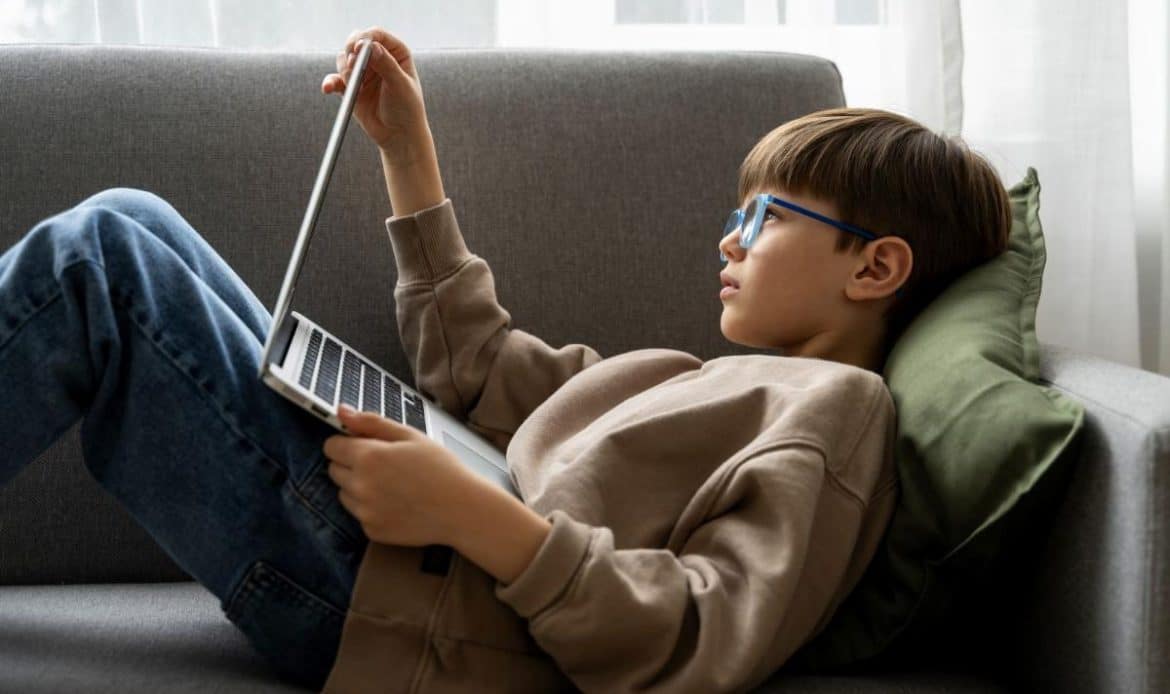 Figli e internet: come gestire il tempo davanti agli schermi - - Look Out News