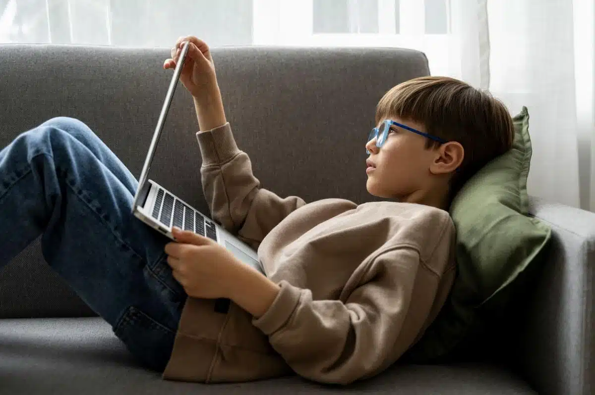 Figli e internet: come gestire il tempo davanti agli schermi - - Look Out News