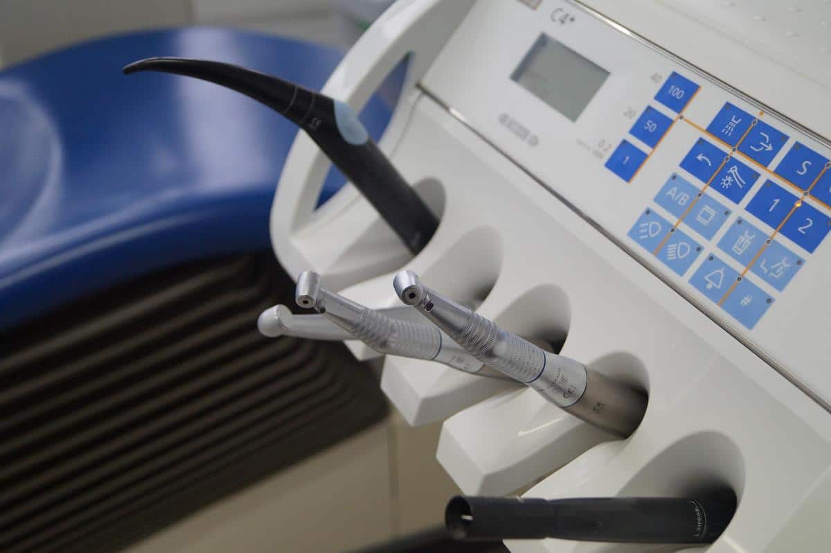 Parodontite: cos’è, perché intacca gengive e denti e come risolvere il problema? - - Look Out News